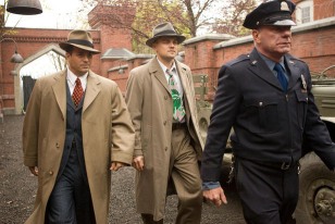 Leonardo DiCaprio y Mark Ruffalo actúan como dos detectives investigando extraños sucesos en un alejado hospital mental